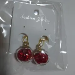 赤いラメ入りボール型イヤリング