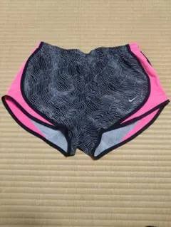 Nike 波模様 ショートパンツ 黒/ピンク