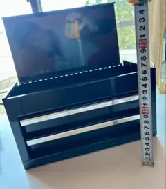 黒の金属製工具ボックス