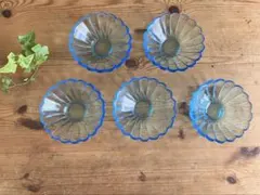ブルーガラス菊形小鉢×5 アンティーク　氷コップ　ウラン ブルーガラス菊形小鉢×5 アンティーク 氷コップ ウラン - メルカリ
