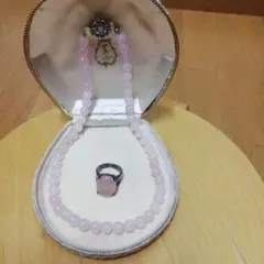 ピンクの石のネックレスと指輪