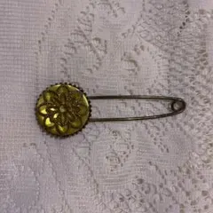 イエロー 花モチーフ ブローチ ストーン付き