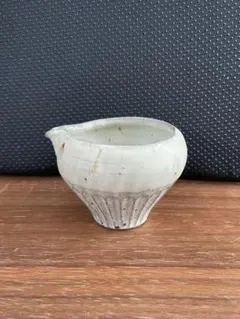 余宮隆　白濁釉しのぎ片口のサムネイル