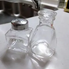 お醤油差し 塩入れ　テーブル用調味料入れ　ガラス製　新品未使用品