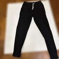 黒のジョガーパンツ