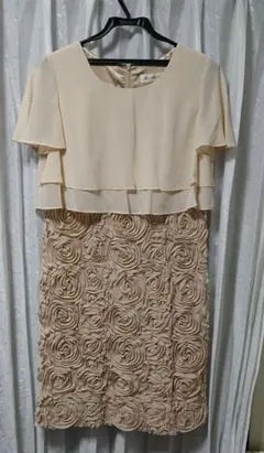 ワンピースベージュ　フォーマル