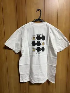 花柄プリントとロゴのホワイトTシャツ