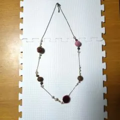 パールとフェルトボールのネックレス