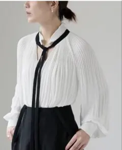 イエナ　LUNE ホワイトプリーツシャツ ブラックリボン付き