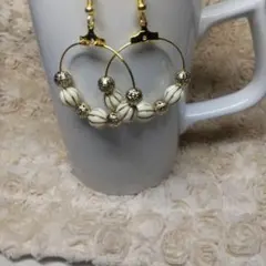 ホワイトゴールドビーズフープピアス