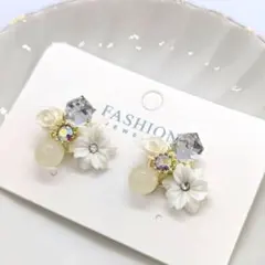 ピアス　上品　結婚式　行事　綺麗　花　クリスタル　落ち着き　大人　白　ホワイト