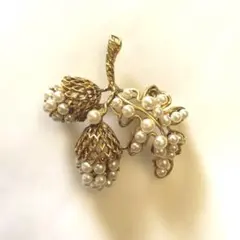 【愛らしさと高級感☆】ヴィンテージ ブローチ　パールとゴールドカラー