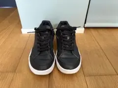 ブラック スニーカー