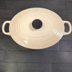 LE CREUSET ２5センチ鍋オーバル 人気カラー　メレンゲクリーム色のサムネイル