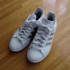 adidas スニーカー ホワイト×メタリックのサムネイル