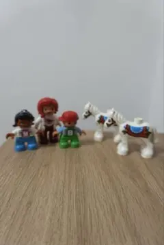 LEGO デュプロ　キャラクターと馬のフィギュアセット