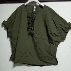 新品タグ付♡アンドラブ♡オリーブ色♡ フリル付き♡ 半袖ブラウス