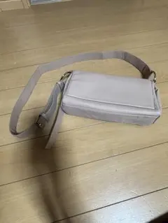 薄いピンクのショルダーバッグ