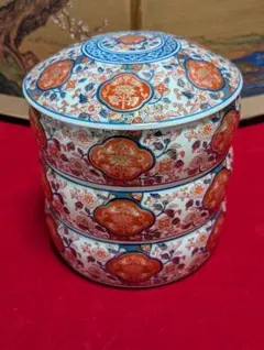 古伊万里焼 錦出三つ鉢 色絵金彩 手書き 明治中期 アンティーク 古美術美品 骨董 アンティーク 古伊万里 金襴手 色絵 金彩犬の散歩図 小皿