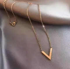 ★新品　レディースシンプル　V字型　ゴールドネックレス