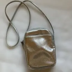 GU シルバー合成皮革ショルダーバッグ