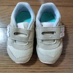 ベビーシューズ　New Balance 　スニーカー　ベージュ