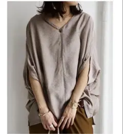 美品 antiqua デザインネック ドルマントップス ベージュ 人気完売品のサムネイル