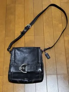COACH Z41 グラフィック ショルダーバッグ ブラック - メルカリ