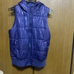 フード付き紫ダウンベスト