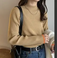 Discoat モチモチリブパイピングハイネックプルオーバー　ベージュ　オレンジ