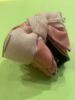 リボン付きピンクヘアクリップ