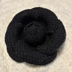 黒い花形ブローチ