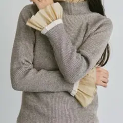 【未使用品】リブラキュー　ハイネックフリルリブニット アイボリー　フリーサイズのサムネイル