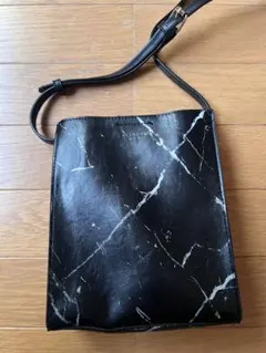 新品　ALTROSE 大理石　しっかり素材　ボックス　ショルダーバッグ　黒