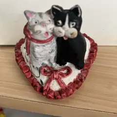 ハート型台座の猫のペア置物