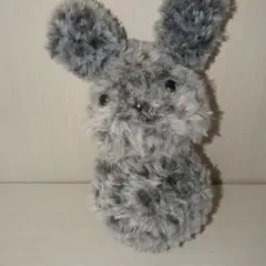 グレーのウサギ型あみぐるみ