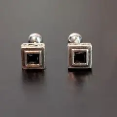 シルバー製スクエア型ブラックストーンピアス