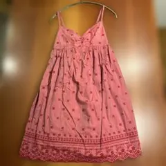 ピンクの刺繍入りキャミワンピース