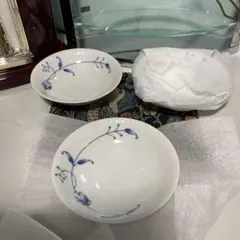 趣の御座いますモダンな小皿で御座います。