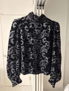 ZARA パフスリーブブラウス