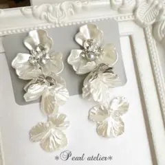 【シルバー】大ぶりホワイトフラワー＊ボリューム花びら✨ピアス　ウェディング