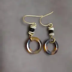 カジュアルなフープピアス