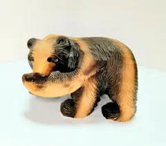 木製クマの置物 魚を持つ
