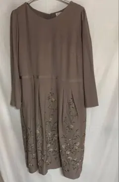 ローズティアラ　46 花柄刺繍 ベージュ 長袖ひざ丈ワンピース　大きいサイズ
