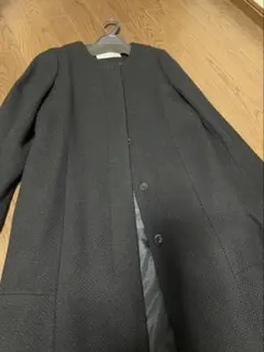 黒ノーカラーロングコート