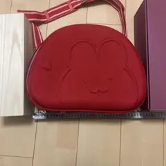 赤いウサギ型バッグ