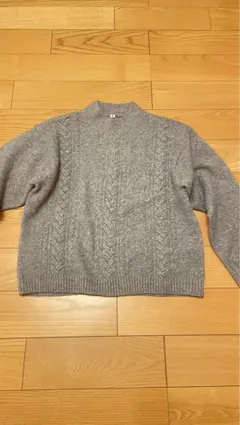 グレー ハイネック ケーブルニットセーター