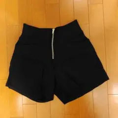 ブラックショートパンツ ジッパー付き