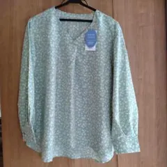 秋服　新品　花柄Vネックシャツ ミントグリーン