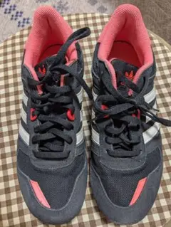 adidas 黒/ピンク スニーカー　23.5